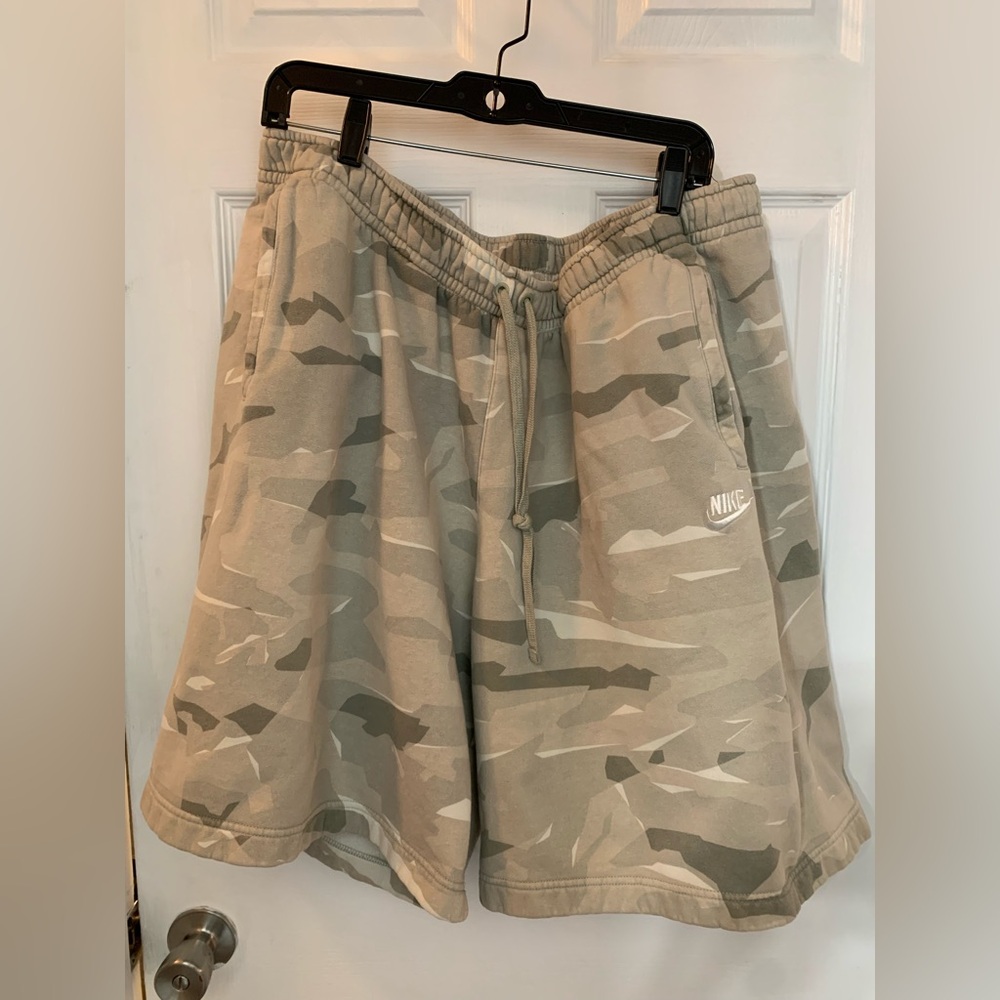 Nike men’s 4XL camouflage pull on shorts 11” rise EUC